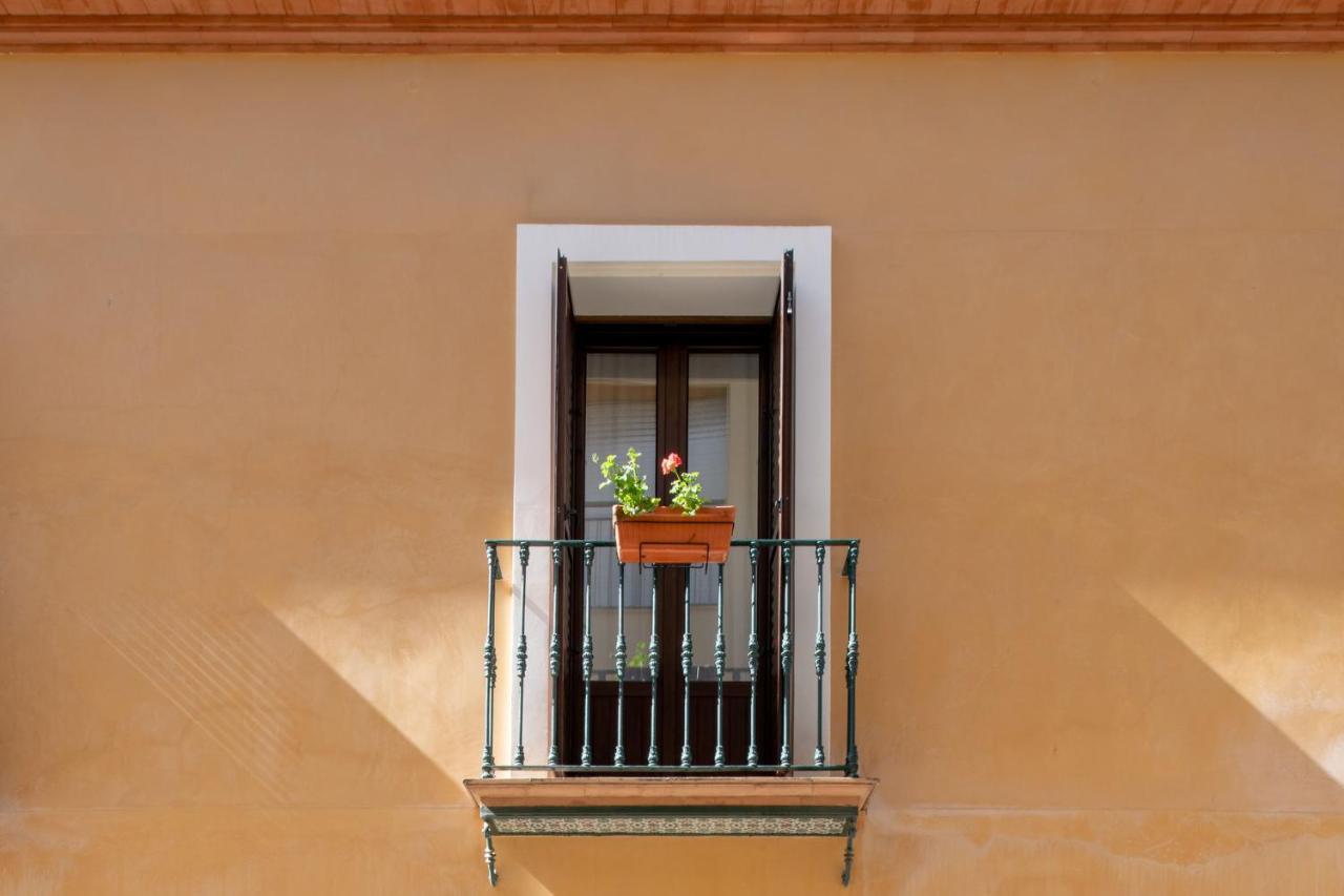 Triana Boutique Apartments By Hommyhome Seville Exterior photo